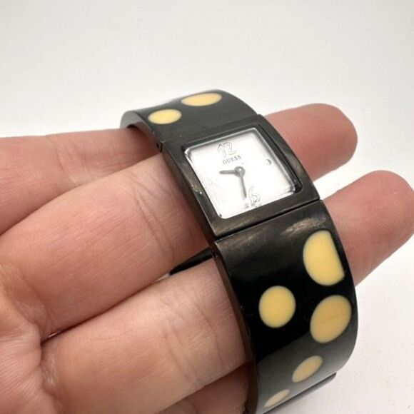 Guess Women's Yellow Spot Chrome Strap Quartz Movement‎ Square Wristwatch Black - Picture 3 of 9